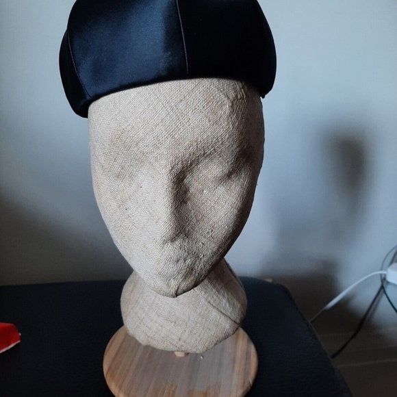 Vintage Hattie Carnegie Original Black Satin Raised Pillbox Hat Made in USA Sz S - Picture 4 of 6